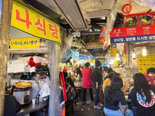 Vicolo del mercato di Namdaemun specializzato in noodle
