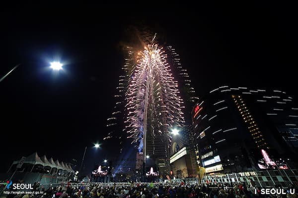 Celebratory_Fireworks_at_the_Lotte_World_Tower