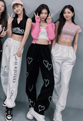 Pantalones con estampado de corazones negros | Chaeryeong – ITZY
