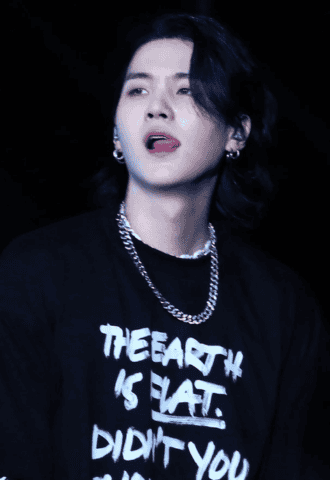 Camiseta negra La Tierra es plana | Suga – BTS