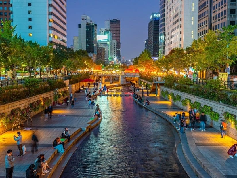Stroll the Cheonggyecheon Stream