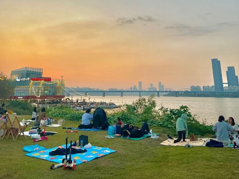 Picnic by the Banpo Hangang Park with Hot Ramyeon