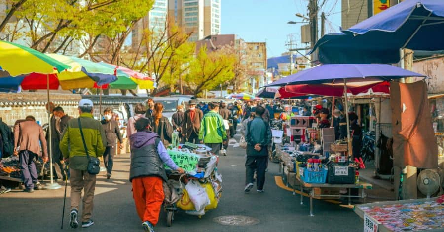 Visit Dongmyo Flea Market in Seoul