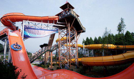 Caribbean bay ride Mega Storm