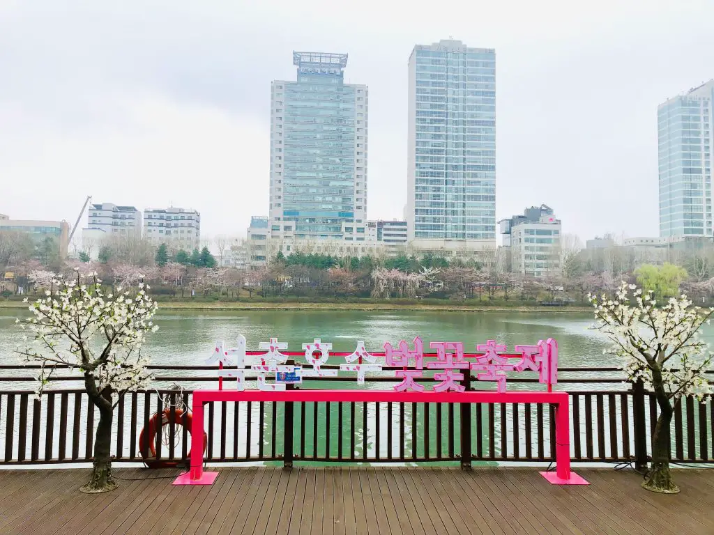 Seokchon Lake Cherry Blossom Festival