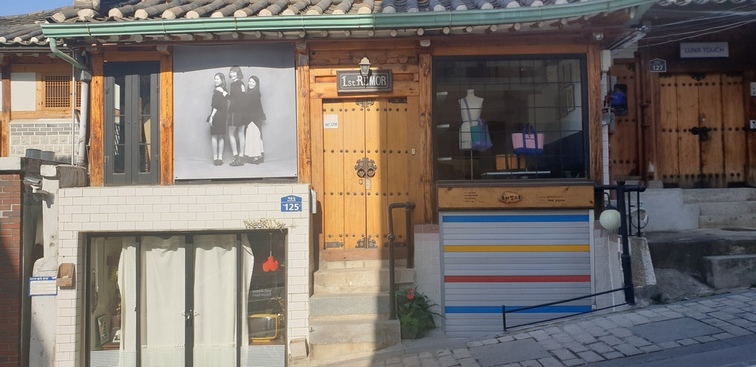 ร้านค้าริมถนนของ Bukchon Hanok Village_1